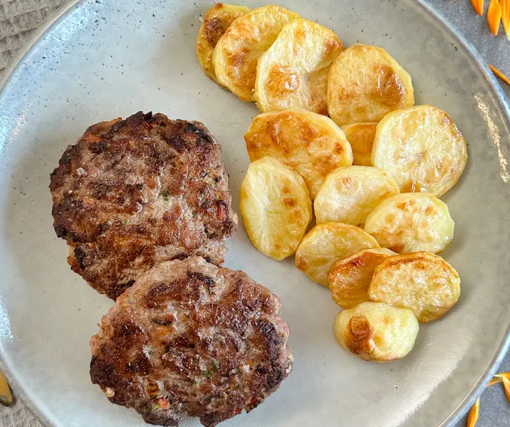 Hamburguesas caseras con papas doradas