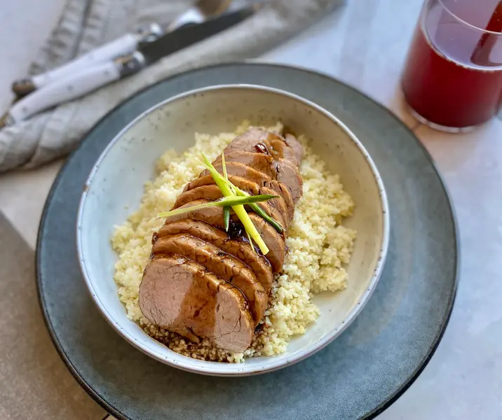 Filetes de cerdo glaseados con mermelada y cous cous
