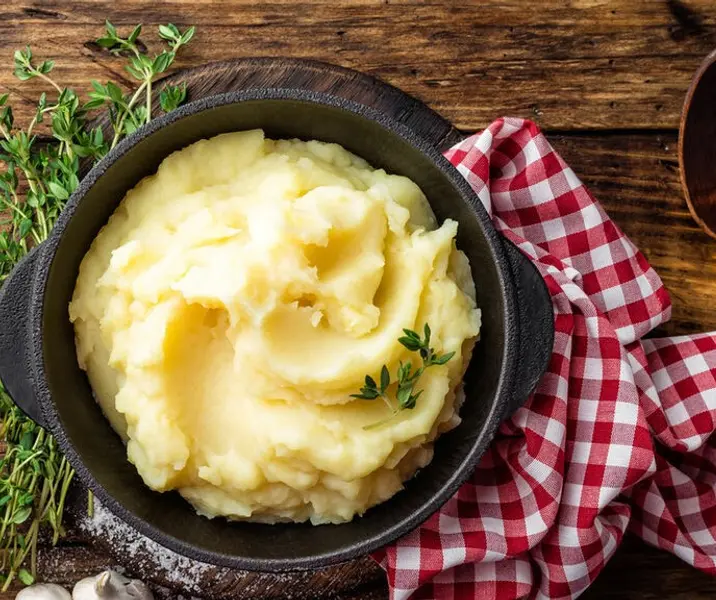 Puré de papas con tomate y queso