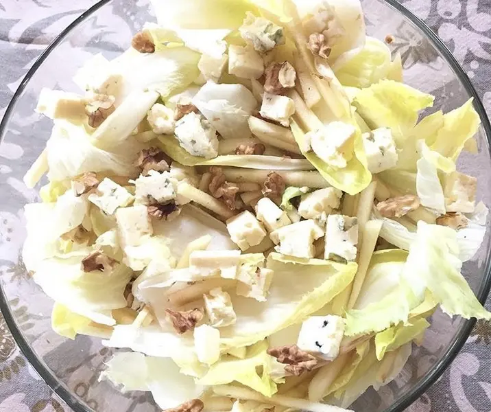Endivias, manzana, nueces y queso azul