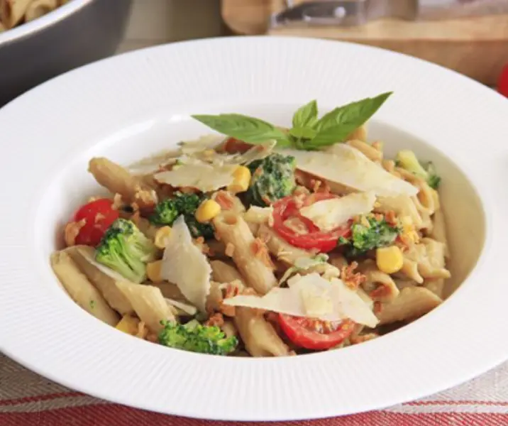 Ensalada de pasta con verduras y salsa de berenjenas thermomix