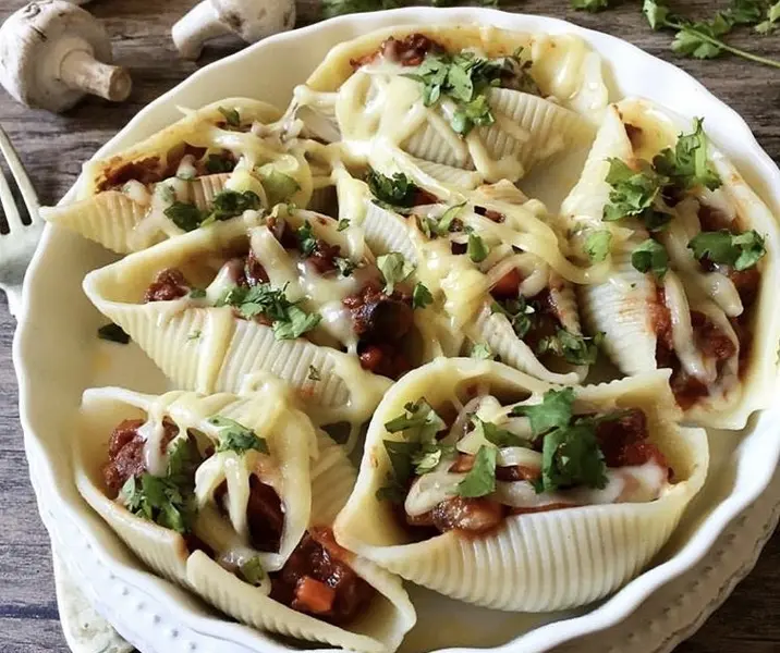 Conchiglioni rellenos de carne al vino y champis