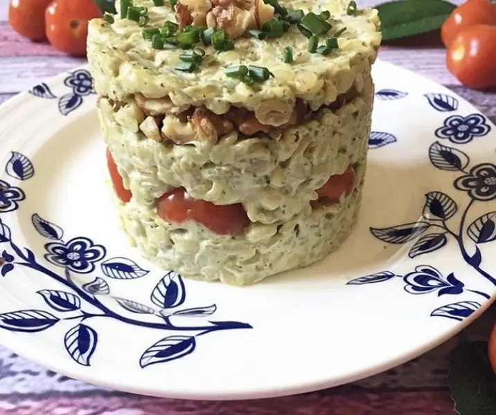 Timbal de mote con mayonesa de albahaca y tomatitos