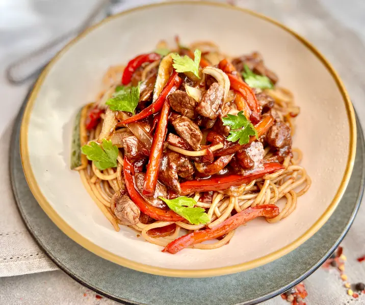 Tallarines con carne y verduras salteadas