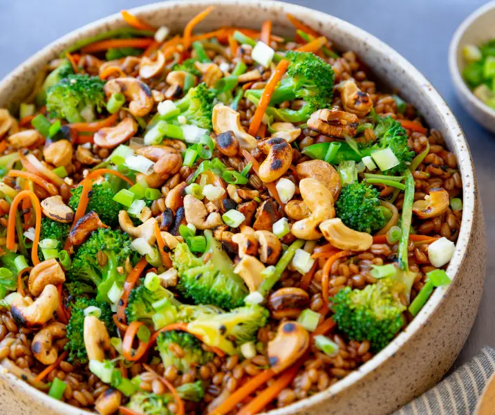 Brócoli, cebollín y maní