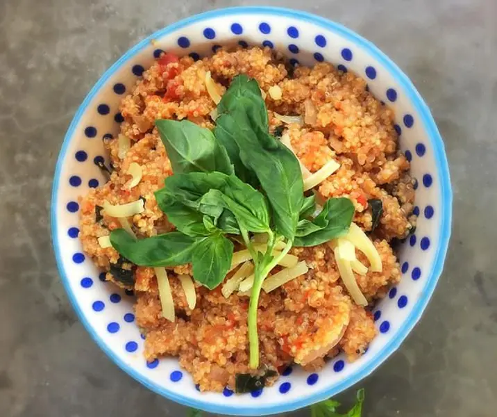 Quinotto de tomate y albahaca