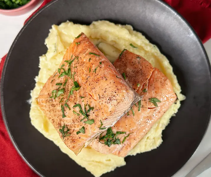 Salmón al horno con puré de papas