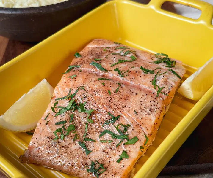 Salmón al horno con puré de papas fácil