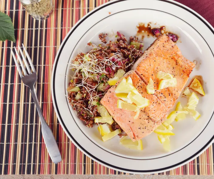 Salmón al horno con quínoa