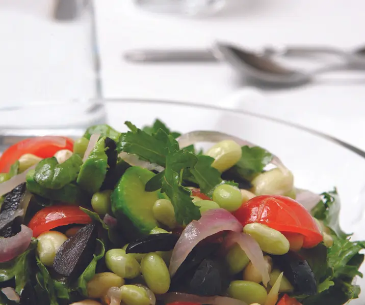 Ensalada de porotos blancos, palta y aceitunas