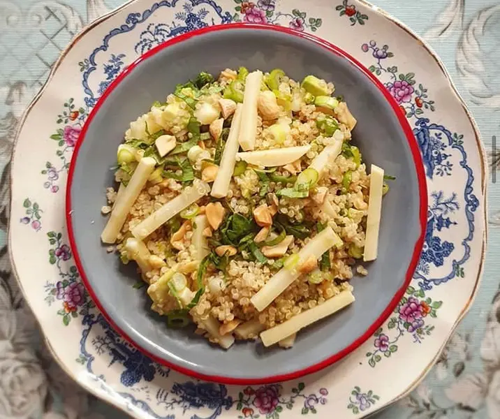 Ensalada de quínoa, palta y palmitos