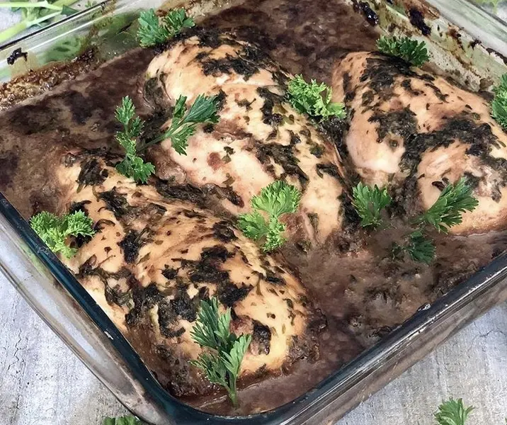 Pavo jugoso al horno y a las finas hierbas con puré de manzana y papas duquesas