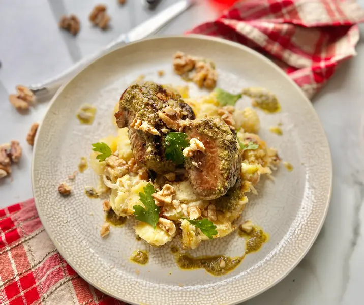Filete al cilantro con gratín de papas fritas
