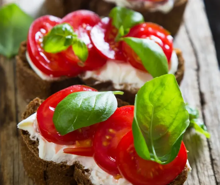 Queso crema con tomates cherry y albahaca
