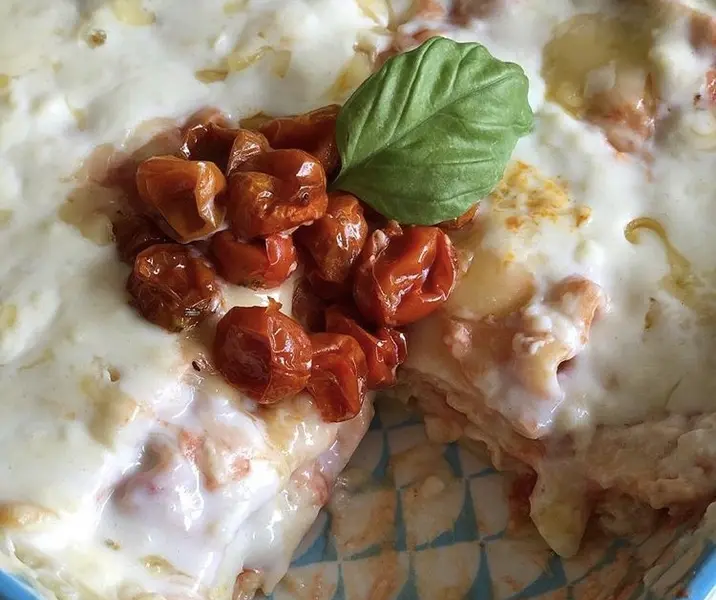 Lasaña vegetariana con tomatitos acaramelados