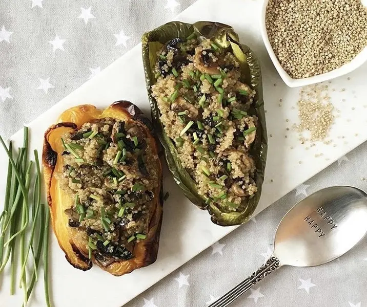 Pimentones asados con quínoa y champiñones