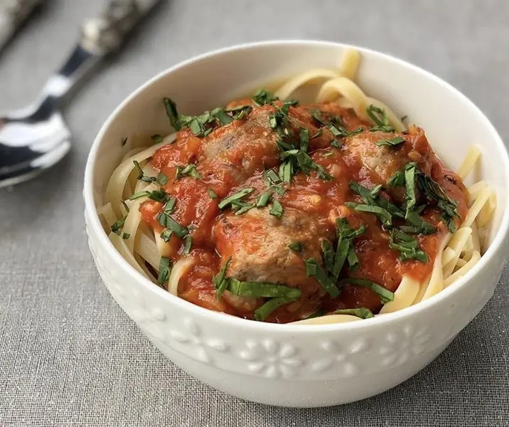 Albóndigas espectaculares en salsa ultra rica y pasta