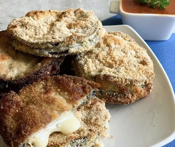Berenjenas apanadas con queso derretido