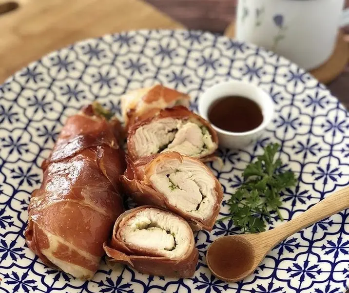 Pechuga de pavo jugosa y crujiente con mantequilla de hierbas y jamón serrano con papas duquesas