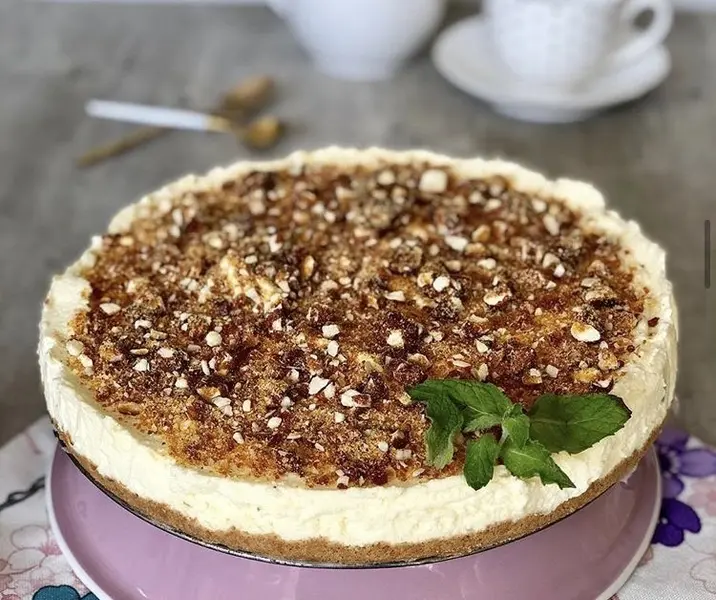 Tarta sin horno con almendras acarameladas