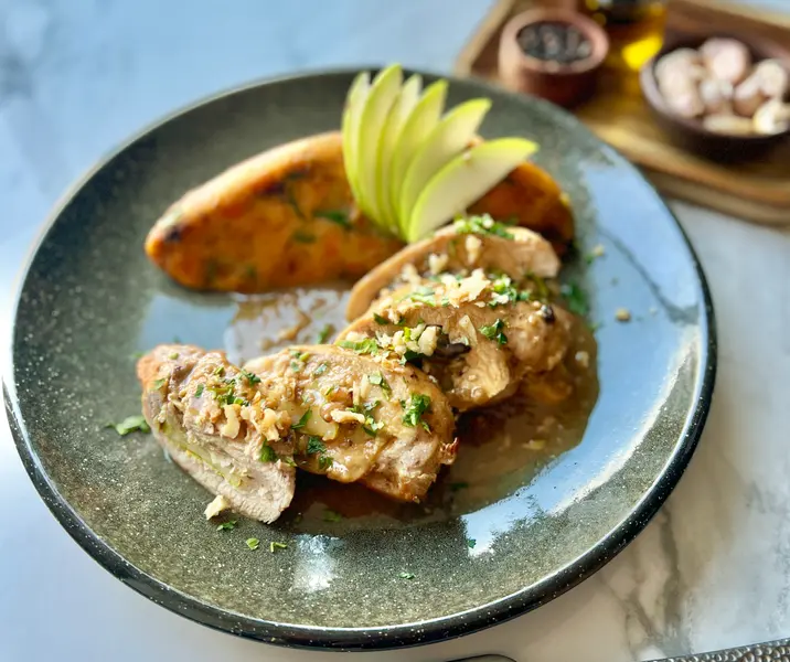 Filete de pechuga de pollo rellena con manzanas al curry acompañada de puré rústico