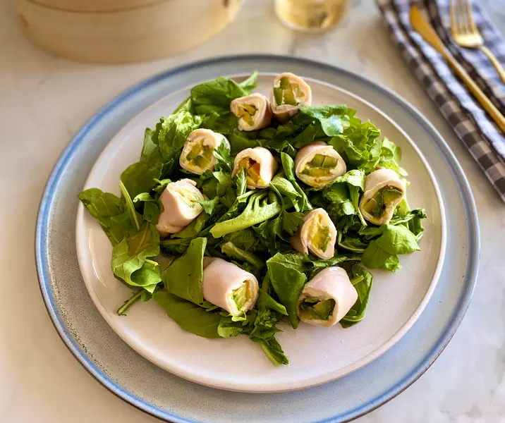 Rollitos de jamón de pavo con mix de hojas verdes