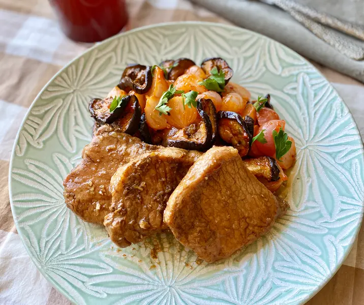 Lomo de cerdo con cebollitas agridulce acompañado de berenjenas asadas