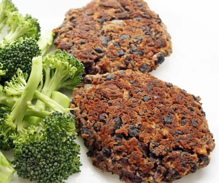 Hamburguesa de porotos negros con quínoa