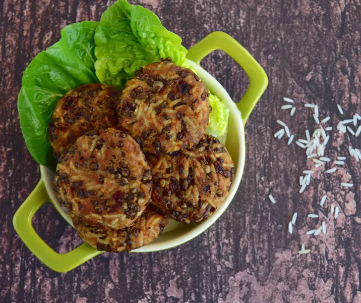 Hamburguesa de porotos negros con arroz