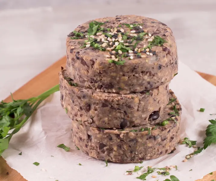Hamburguesa de porotos negros con papas doradas