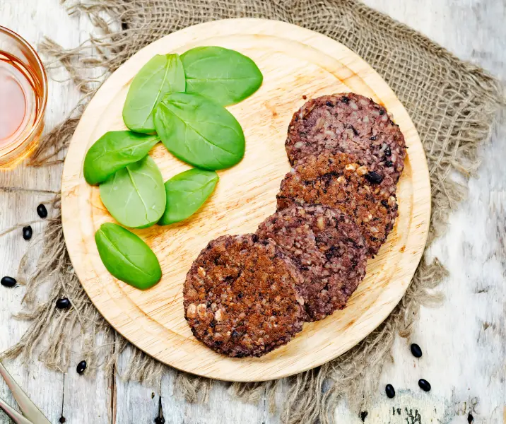 Hamburguesa de porotos negros con arroz árabe