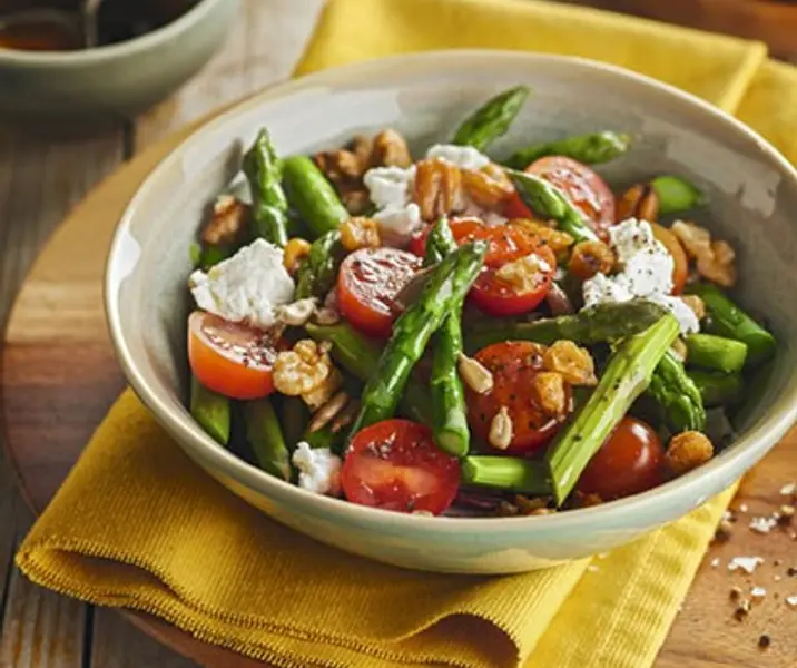 Ensalada de espárragos con tomatitos y ricotta
