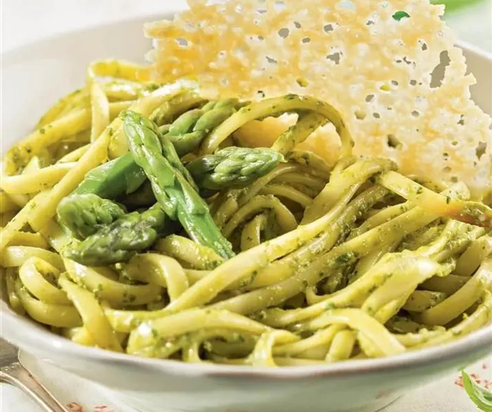 Tallarines con pesto de espárragos