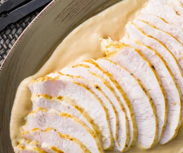 Pechuga de pavo al curry con papas doradas thermomix