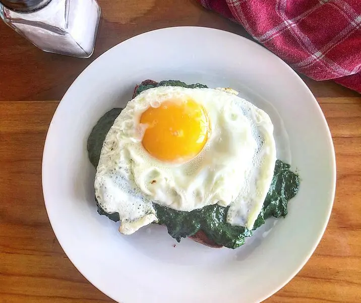 Tostadas con espinaca y huevo
