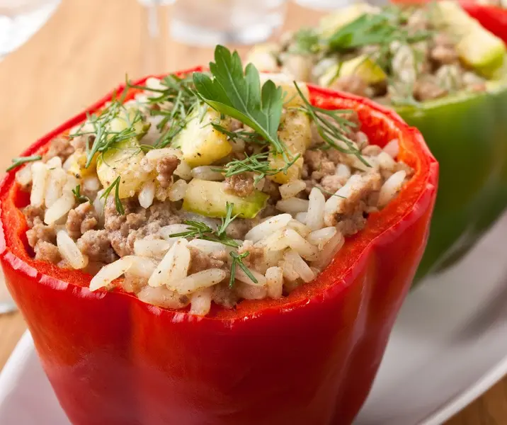 Pimentones rellenos con carne y arroz