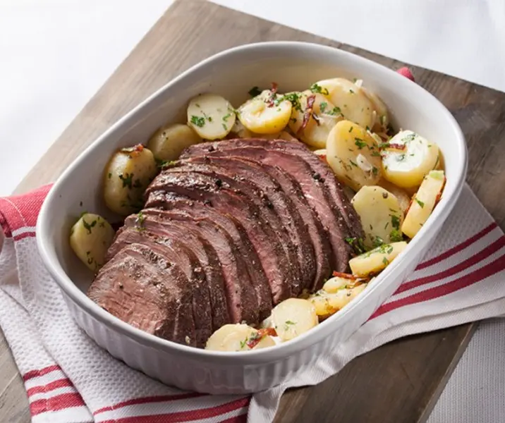 Punta de ganso al horno con papas al tocino