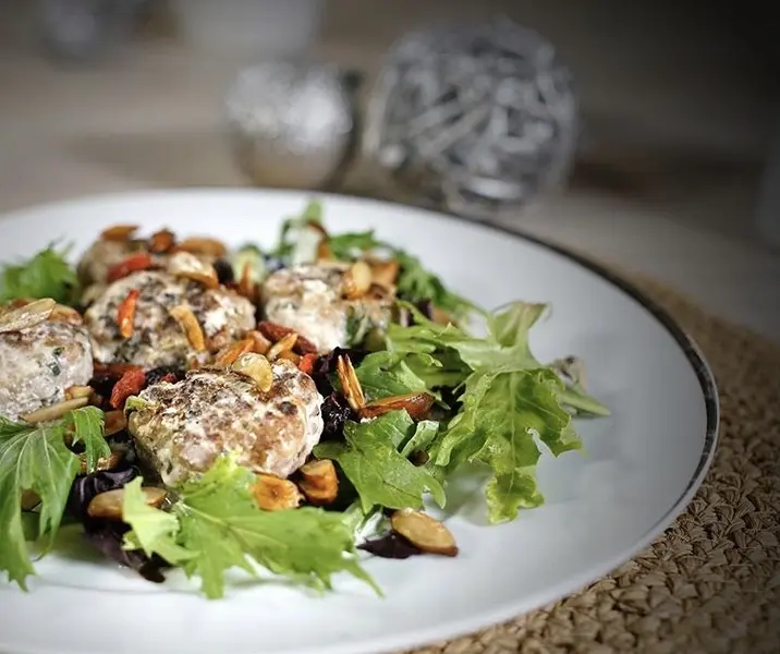Ensalada verde con bolitas de carne