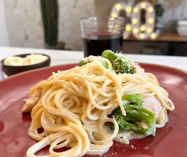 Tallarines con pollo y brócoli