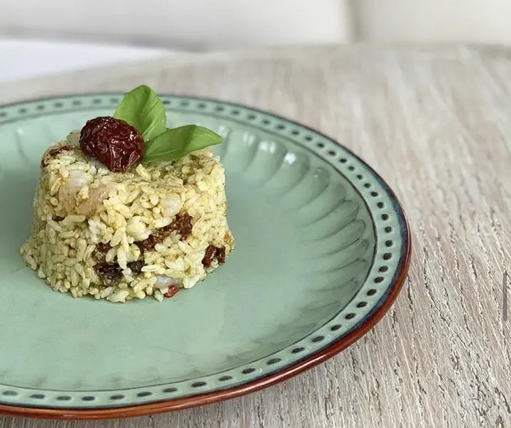 Timbal de arroz con camarones al pesto de albahaca