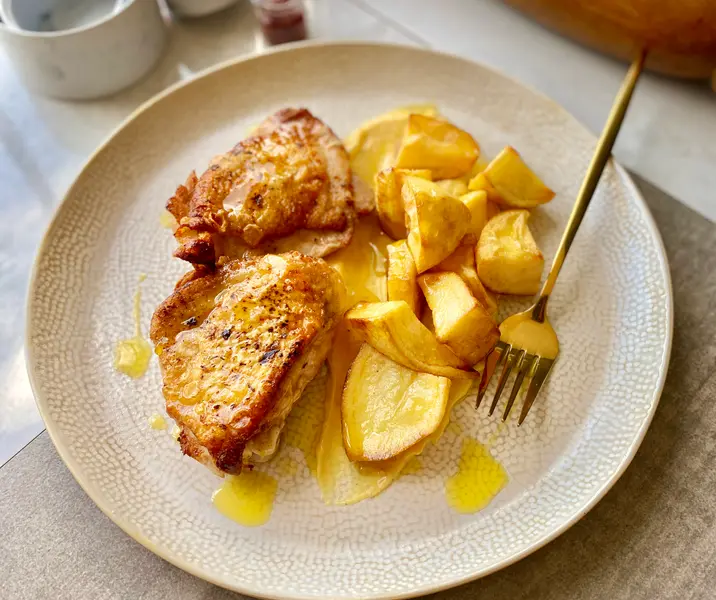 Pollo a la mostaza con papas doradas