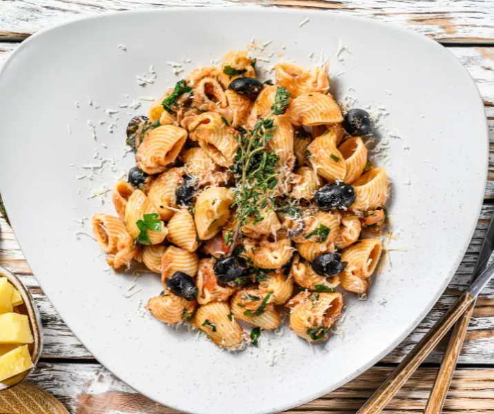 Pasta integral con aceitunas y alcaparras