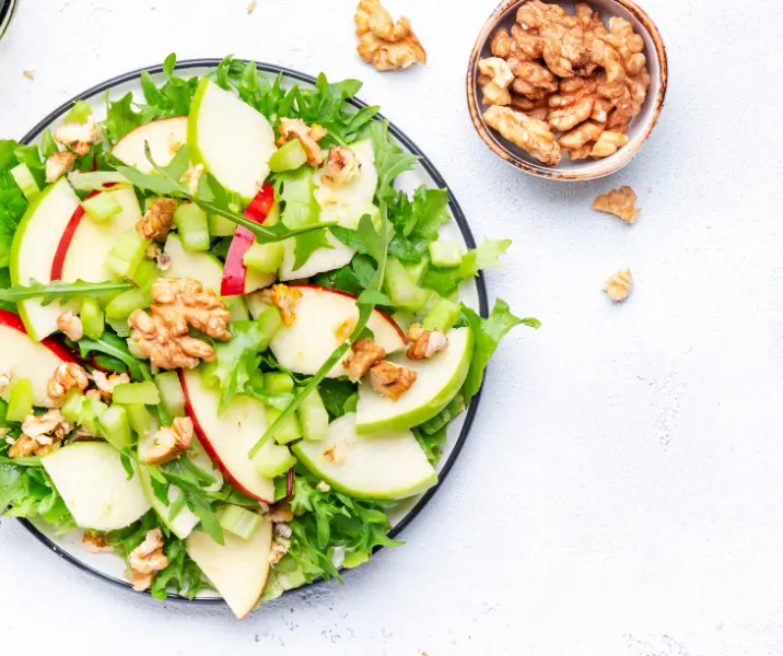 Rúcula, lechuga, manzana roja y garbanzos asados con limoneta de pesto