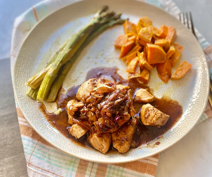 Pollo teriyaki con camote y espárragos asados