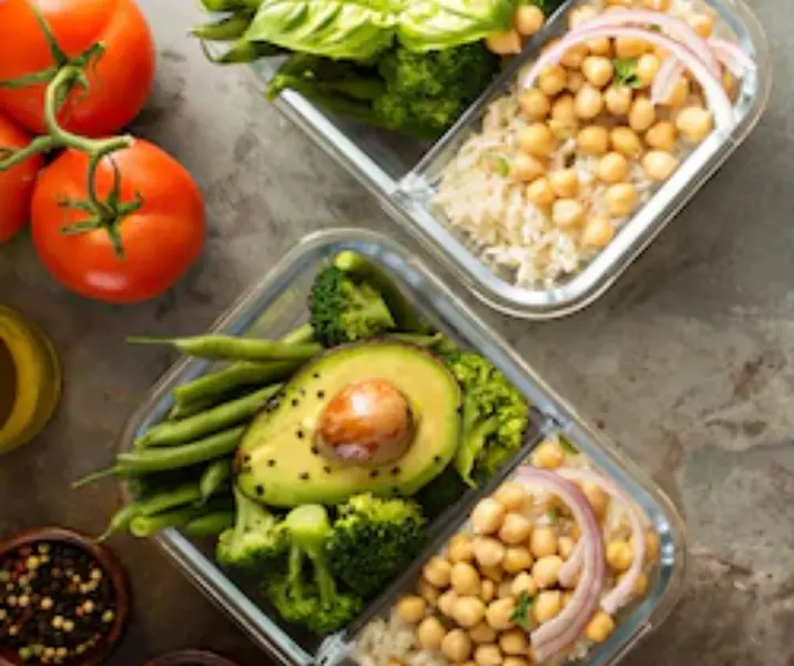 Arroz, garbanzos, palta, brócoli y hojas verdes