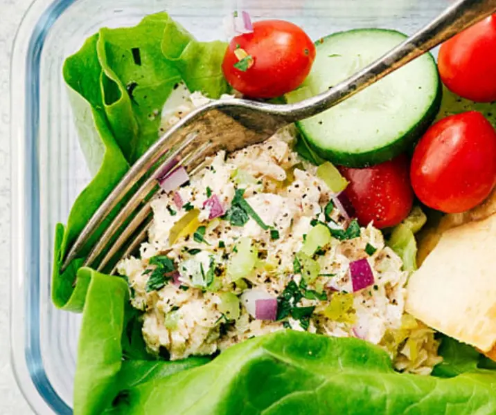 Ensalada de atún, hojas verdes, tomate y pepino