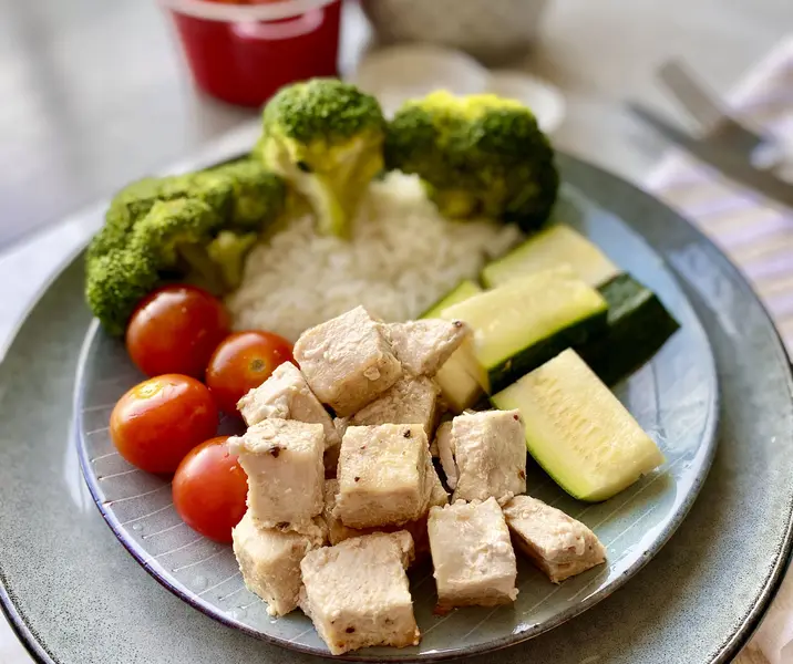 Arroz, pavo, brócoli, tomate y zapallo italiano