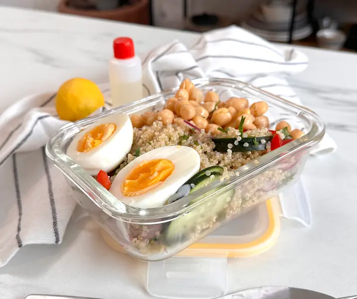 Ensalada de quínoa, garbanzos y huevo duro