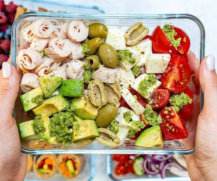 Ensalada verde con jamón, palta, aceitunas, queso y tomate