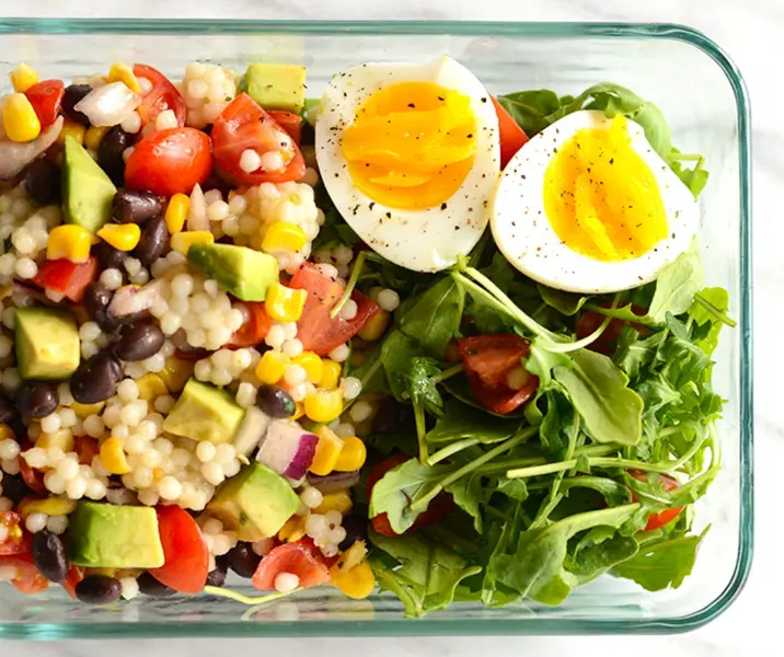 Granizos, huevo duro, palta, tomate, porotos negros y hojas verdes